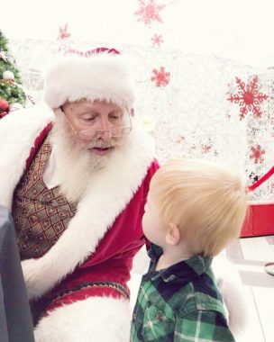 The Florida Mall Dazzles Families with All-New Santa Set!
