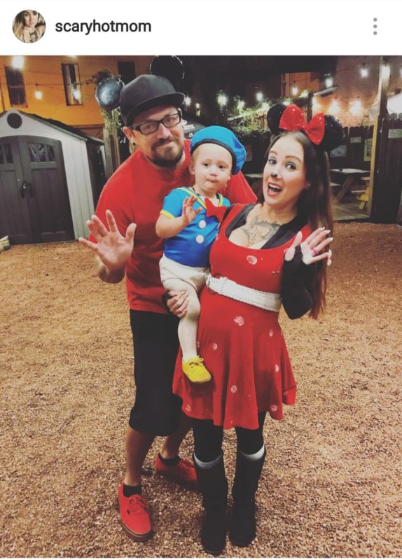 family dressed as Minnie, Donald and mickey